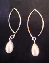 Load image into Gallery viewer, Pearl Earrings
